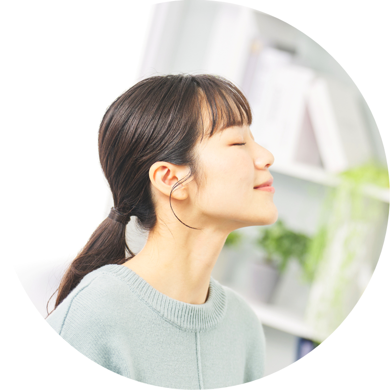目を閉じてリラックスしている女性