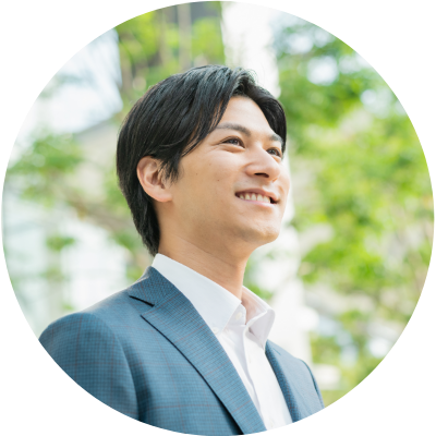 スーツを着た笑顔の男性