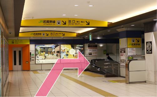 新越谷駅の構内