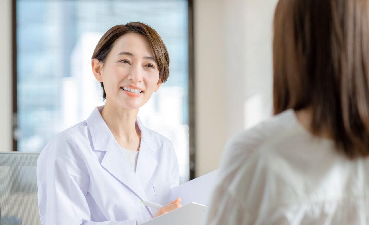 患者と話す女医
