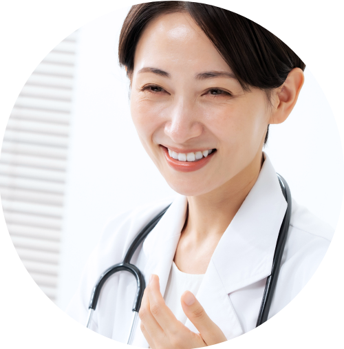 微笑みながら話しかける女医