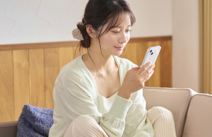 携帯を見ている女性