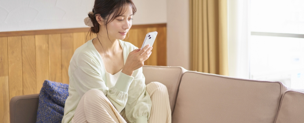 携帯を見ている女性