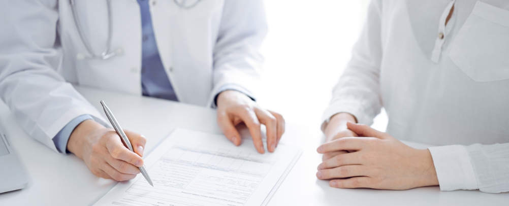 話し合う医師と患者