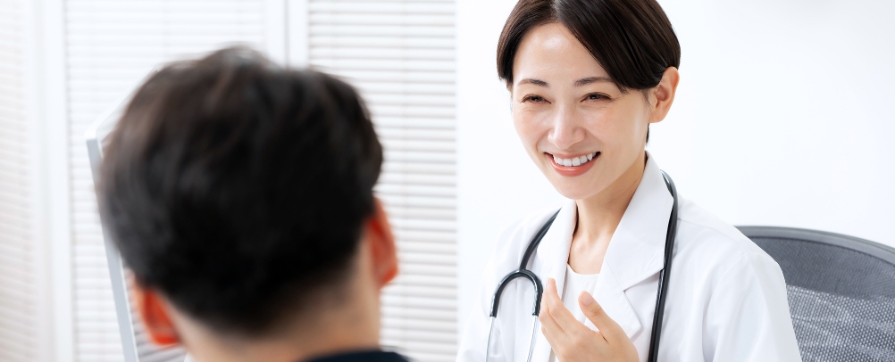 患者と笑顔で話し合う女医