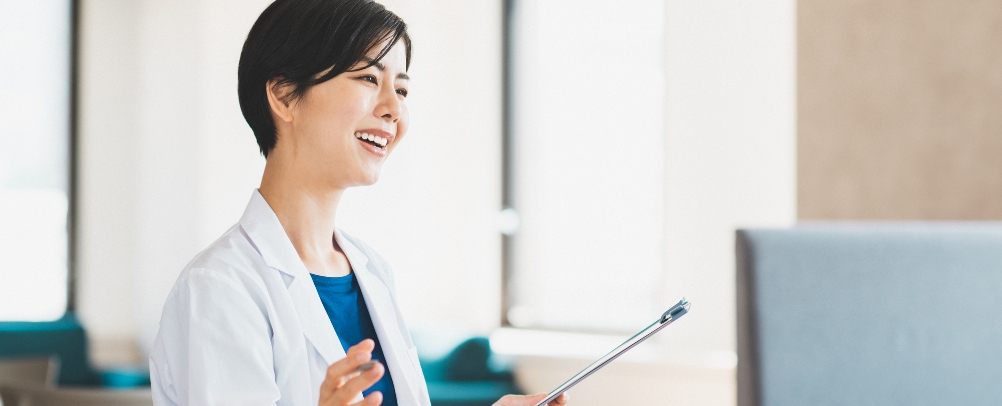 カウンセリングしている女医